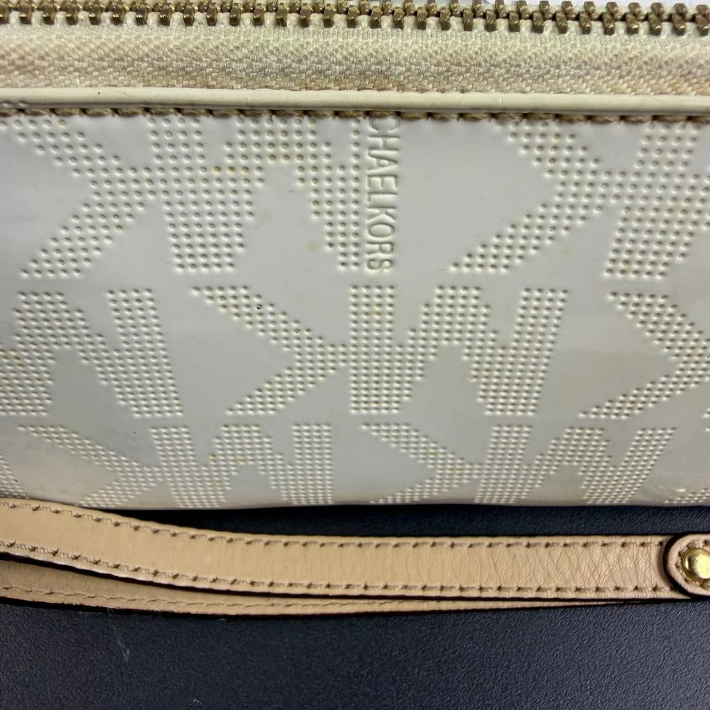 Michael Kors White Monogram Patent Leather Zip Around Wristlet Wallet Gold Logo